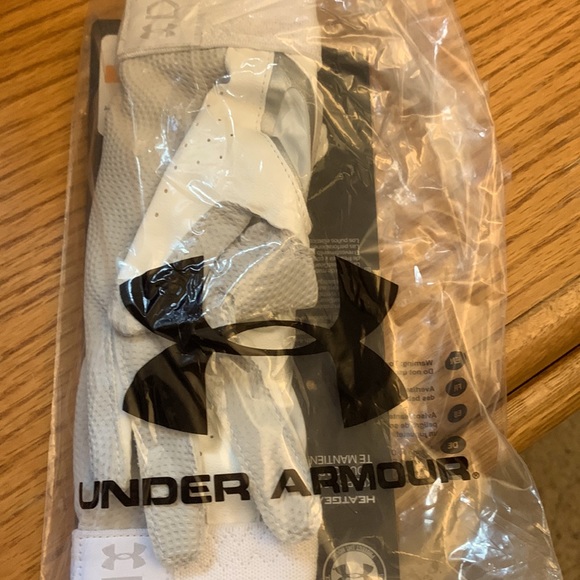 Brand new: Women's UA Radar Batting Gloves- size small - Picture 2 of 4